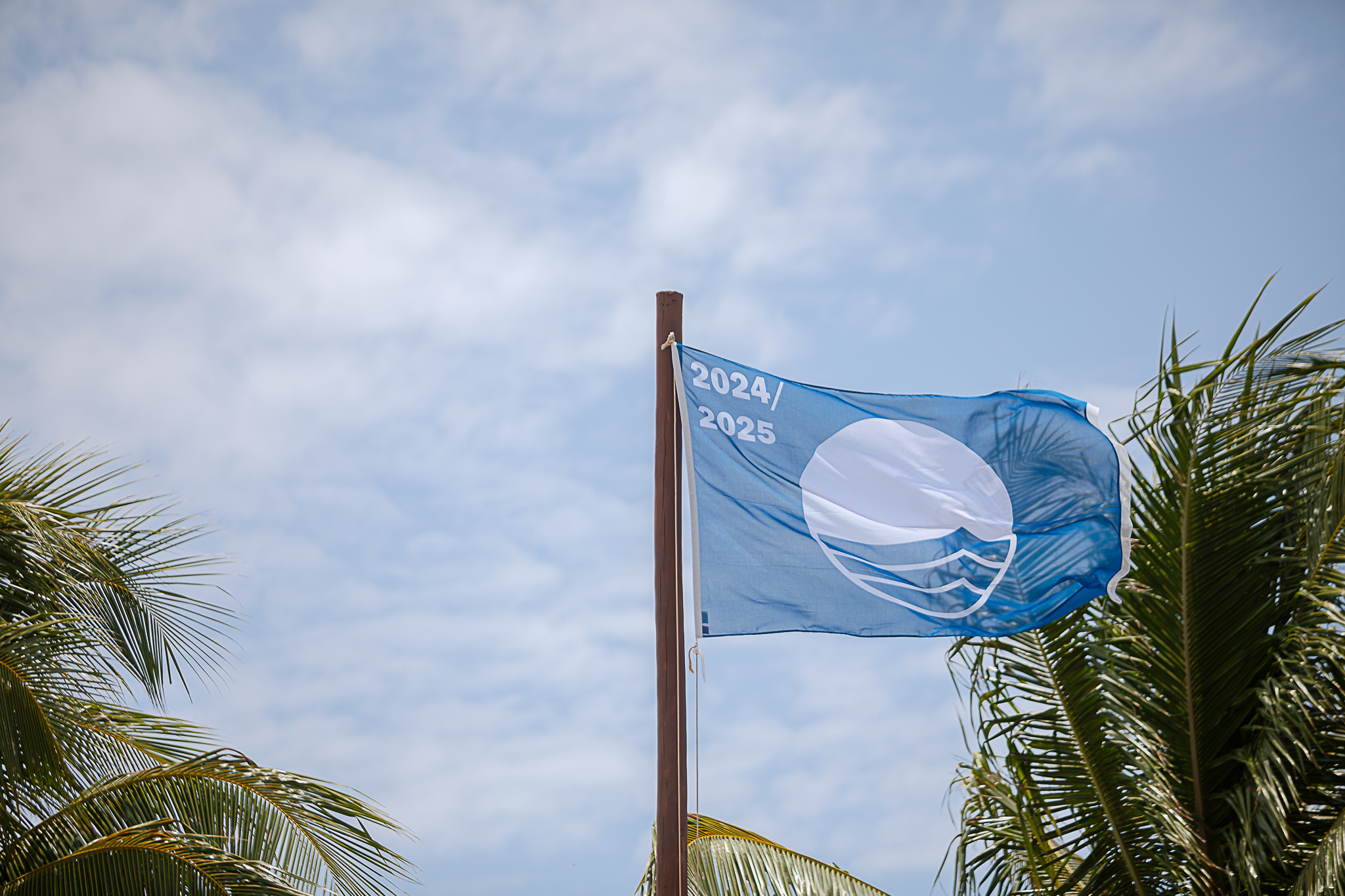 Hasteamento da Bandeira Azul em Camaçari renova selo internacional de praia para temporada 2024-2025